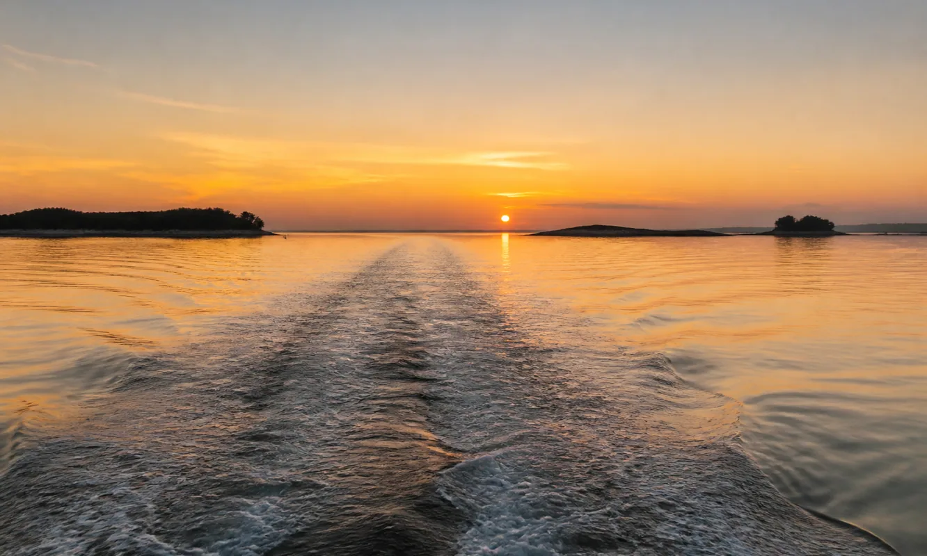 Illustration : sillage d'un bateau au coucher du soleil