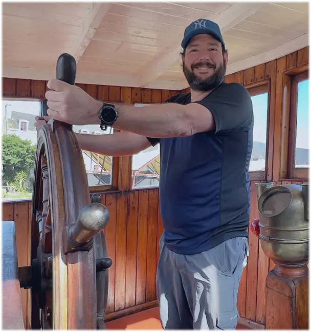 Loïc, skipper d'IlÔ'Cap, à la barre