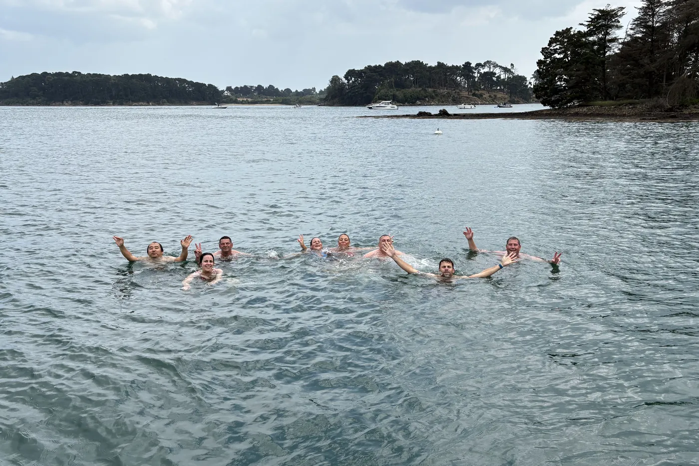 Baignade au mouillage, entre les îles du Golfe