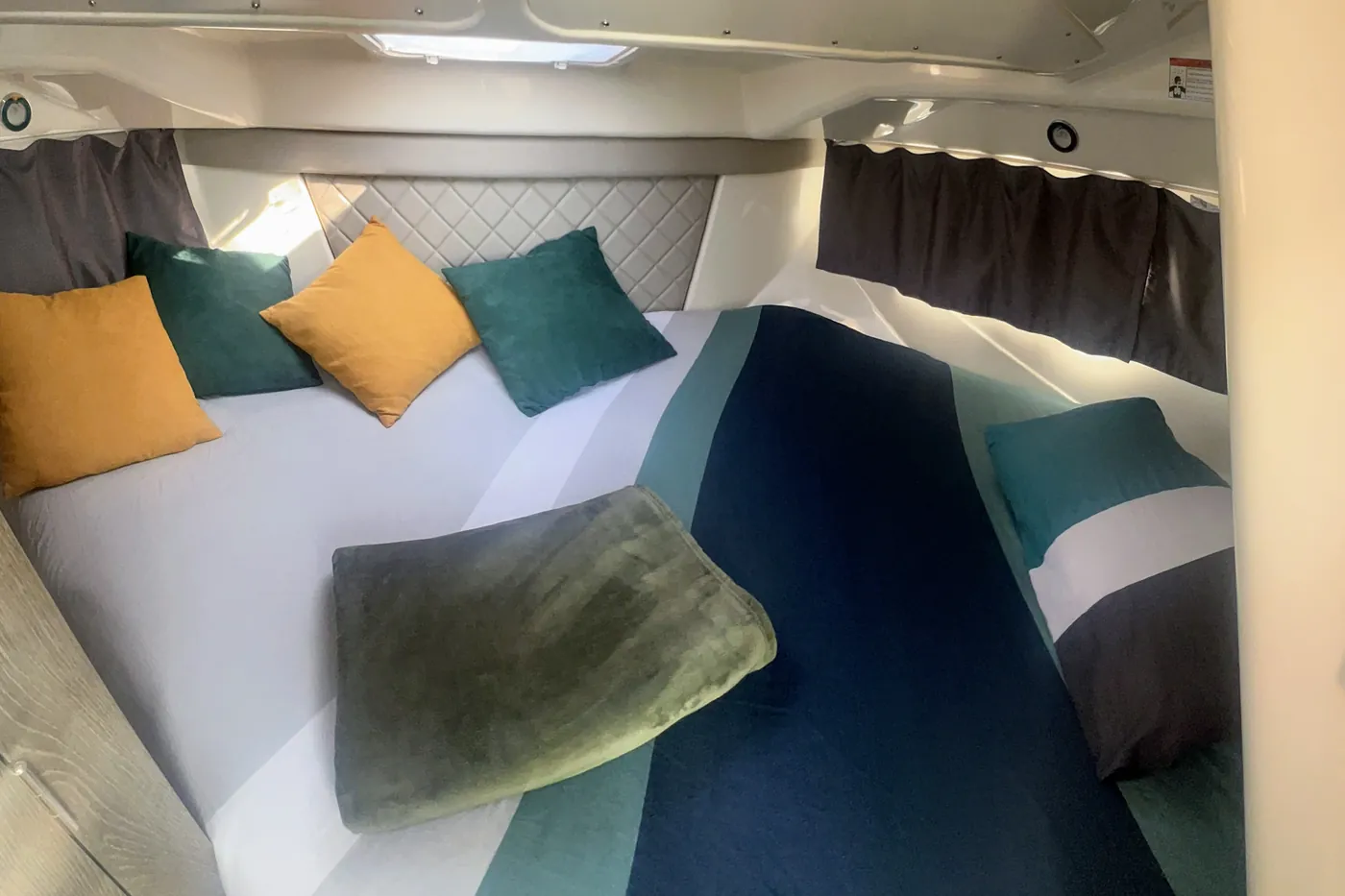 La cabine du Quicksilver 755, lit fait