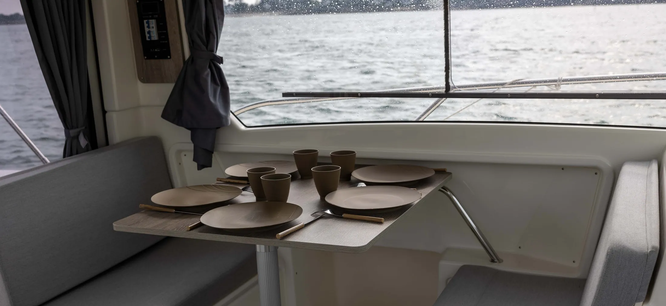 Le carré du Quicksilver 755, table dressée face à la mer