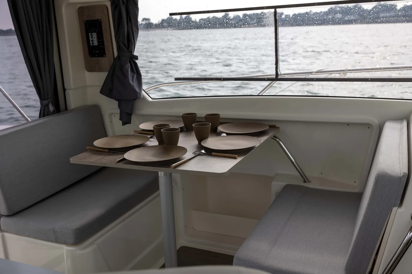 Le carré du Quicksilver 755, table dressée