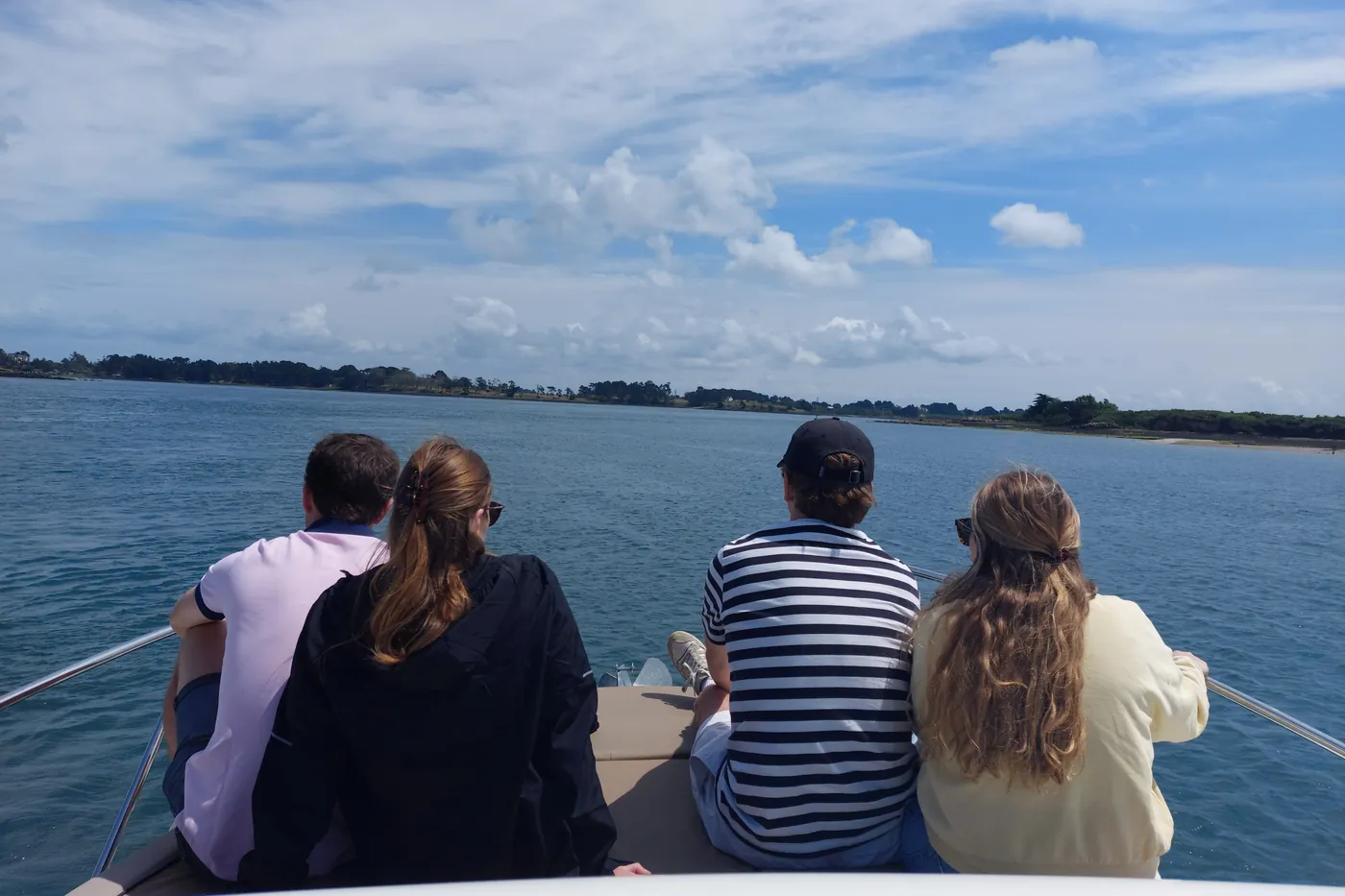 Quatre passagers assis à l'avant, face au Golfe