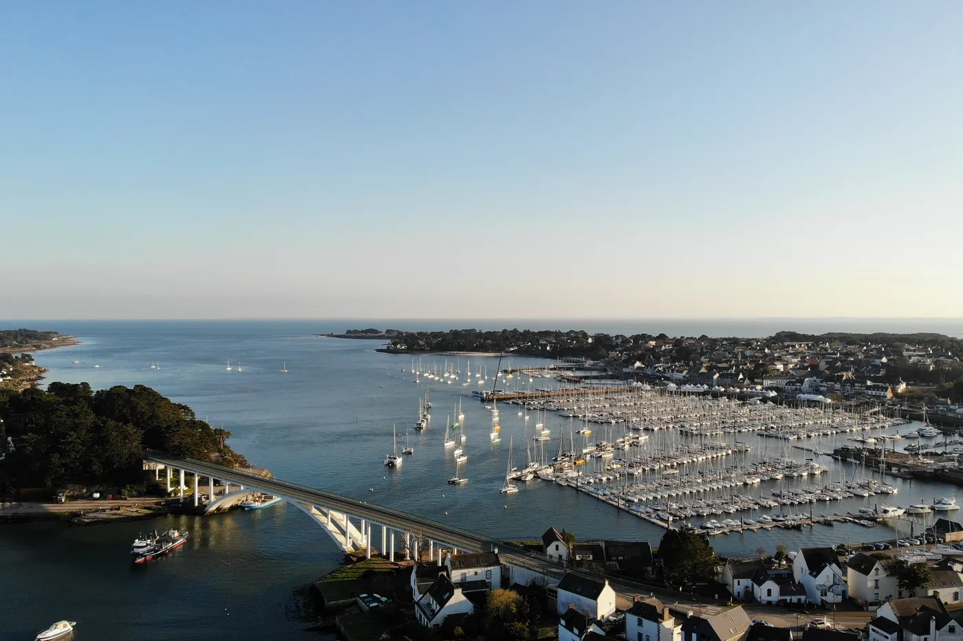 Le port de La Trinité-sur-Mer et le pont de Kerisper, vus du ciel